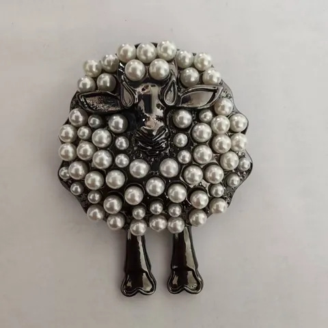 Simpatica Spilla a Pecora in Lega di Zinco con Perla Artificiale Spilla Animale a Forma di Agnello di Moda per Donna Cappotto Abito Maglione Gioielli