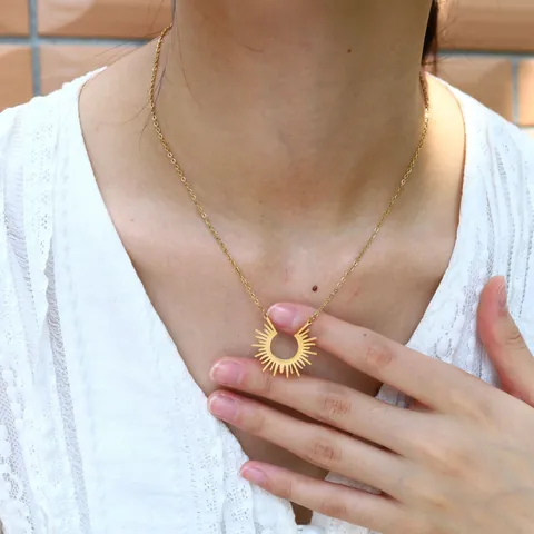 Collana Minimalista in Acciaio Inossidabile con Pendente a Raggiera Placcata Oro 18K Collana con Ciondolo a Fiore di Sole per Donna