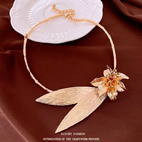Collana con Pendente a Fiore in Lega di Rame Oro Retro Design a Foglia Vintage Collana Girocollo Rigida di Lusso per Donna