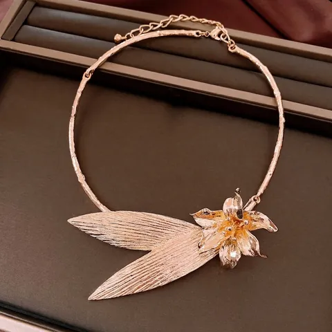 Collana con Pendente a Fiore in Lega di Rame Oro Retro Design a Foglia Vintage Collana Girocollo Rigida di Lusso per Donna