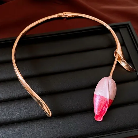 Collana Girocollo Rétro Europea in Lega d'Oro Con Ciondolo a Bocciolo di Tulipano Rosa Colletto a Fiore Dipinto Gioielli Eleganti da Donna