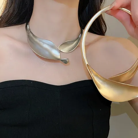 Collana Girocollo a Forma di Fiore in Metallo Opaco in Stile Europeo e Americano Minimalista Placcata in Oro e Argento per Donna