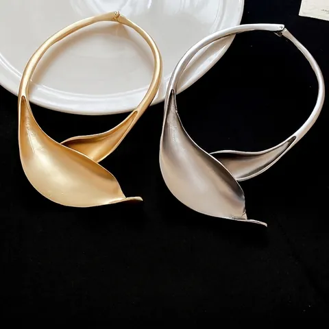 Collana Girocollo a Forma di Fiore in Metallo Opaco in Stile Europeo e Americano Minimalista Placcata in Oro e Argento per Donna