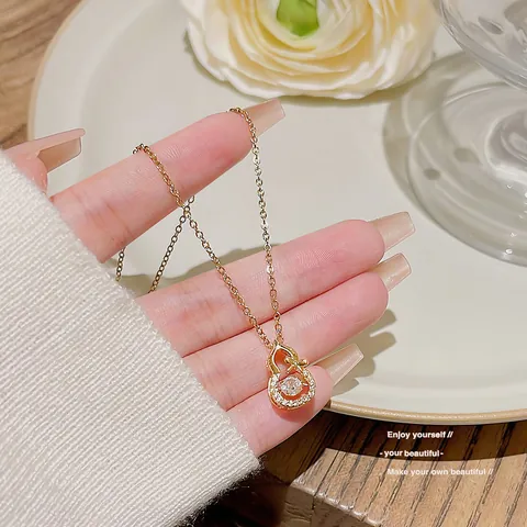 Collana con Pendente a Zucca Hulu con Pietra Danzante per Donna Acciaio al Titanio Placcato Oro Strass Gioielli Chic Regalo