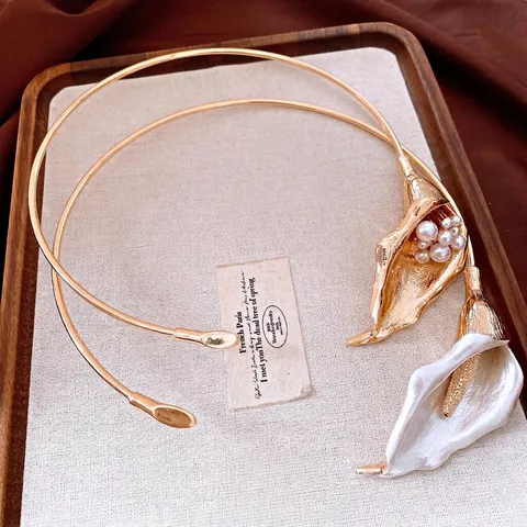 Collana Girocollo in Lega Placcata Oro Vintage Calla Minimalista Ciondolo a Forma di Fiore con Perla Artificiale Gioielli per Donna