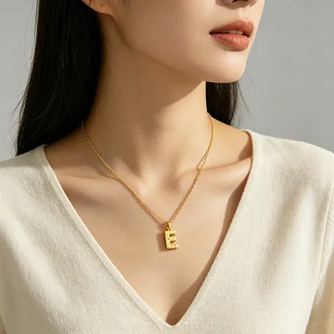 Collana Con Pendente Lettera Iniziale Acciaio Inossidabile 304 Placcato Oro 18K Texture Incrinata Gioielli Minimalisti