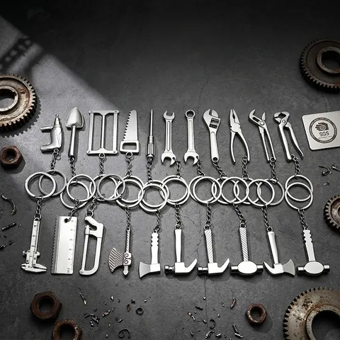 Miniatur Hardware Werkzeug Schlüsselanhänger Metall Simulation Schlüssel Hammer Zange Axt Säge Neuheit DIY Geschenk Für Männer