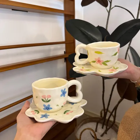 Korean INS Vintage Floral Ceramic Coffee Cup And Saucer Irregular Hand Painted Heart Handle Mug For Afternoon Tea Drinking