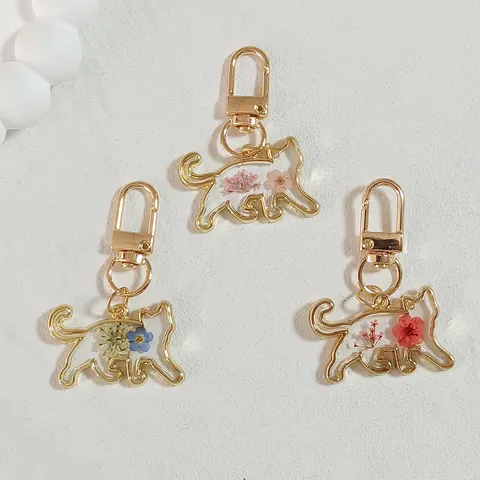 Cat Shape Keychain Gold Alloy Resin With Natural Dried Flowers Pastoral Style Bag Pendant Handmade Accessories