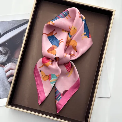 Foulard Quadrato in Raso Elegante da Donna Stampa Cane Bassotto Cartone Animato Foulard per Collo e Testa Accessorio Capelli