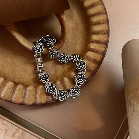 Vintage Rose Alloy Bracelet For Women Silver Plated Square Resin Stone Inlaid Retro Relief Flower Bangle Light Luxury Jewelry Party Accessory