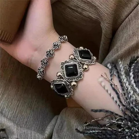 Vintage Rose Alloy Bracelet For Women Silver Plated Square Resin Stone Inlaid Retro Relief Flower Bangle Light Luxury Jewelry Party Accessory