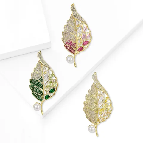 Elegante Spilla a Foglia di Rame per Donna Zirconia di Alta Qualità Intarsiata con Perla Artificiale Spilla per Bavero Abito Gioielli di Lusso alla Moda