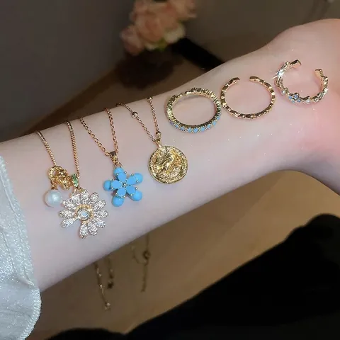 Collier avec Pendentif Fleur en Cuivre Plaqué Or Véritable 18K Chaîne de Clavicule en Zircone Vintage pour Femmes Bijoux de Luxe Léger