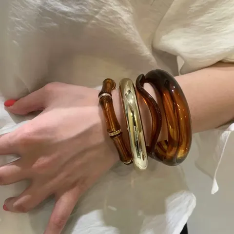 Juego de Brazaletes Geométricos Irregulares de Acrílico Ámbar Oro para Mujer Diseño Único Moda Europea Brazalete Abierto Accesorio de Joyería