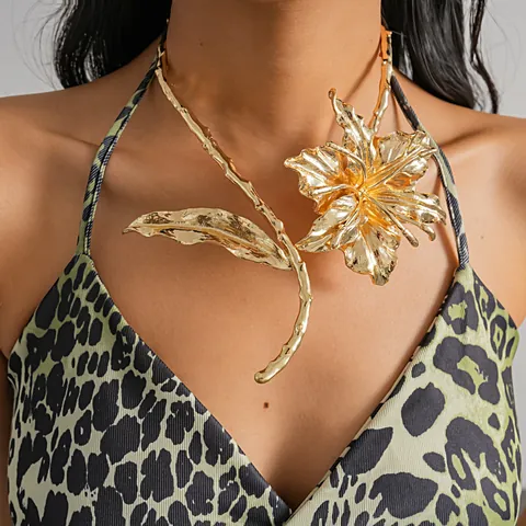 Exaggerated European Metal Wrinkled Flower Leaf Choker For Women Heavy Industry Alloy Light Luxury Niche Clavicle Chain Necklace Jewelry