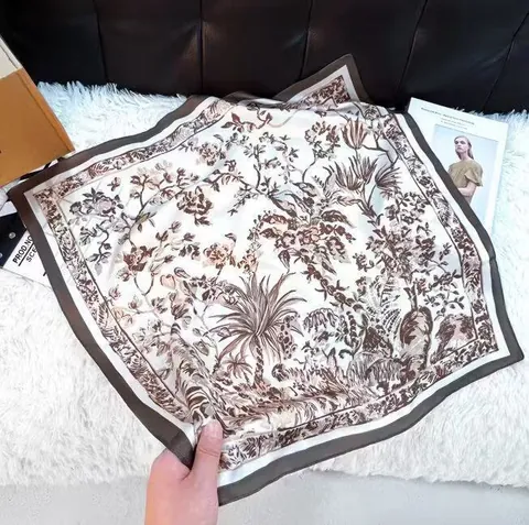 Elegante Foulard Quadrato in Satin da Donna Vintage Coreano con Stampa Animalier e Floreale Sciarpa da Collo Accessori Moda