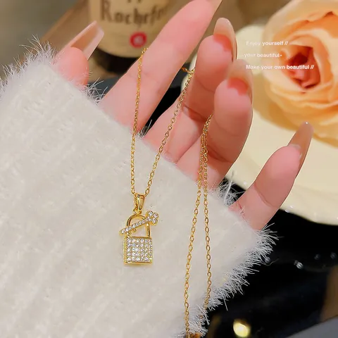 Collana con Ciondolo in Zirconia in Acciaio al Titanio Donna Lusso Leggero Placcato Oro Moda Design di Nicchia Coda di Pesce Cuore Lucchetto Regalo