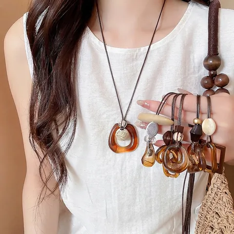 Nouveau Collier Pendentif Cercle Creux en Résine de Style Chinois Rétro Géométrique Texture Ambre Chaîne en Corde de Cuir Bijoux pour Femmes
