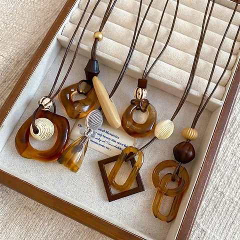Nouveau Collier Pendentif Cercle Creux en Résine de Style Chinois Rétro Géométrique Texture Ambre Chaîne en Corde de Cuir Bijoux pour Femmes