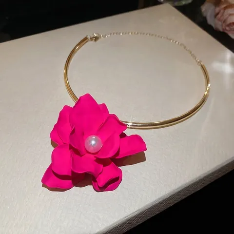 Collana Choker in Lega e Tessuto con Fiore e Perla Artificiale per Donna Ciondolo Floreale Oro Fucsia Magenta Gioielli Regalo