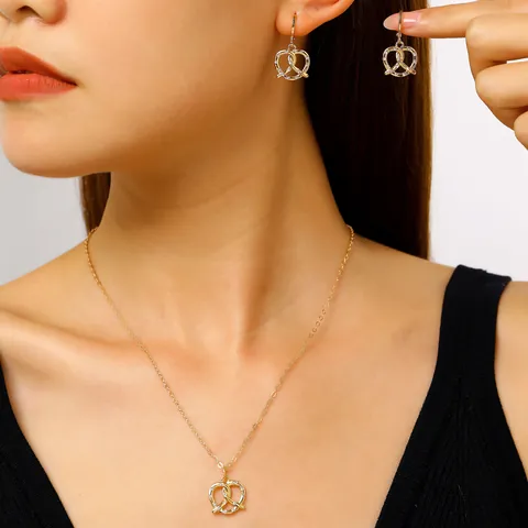 Leichter Luxus Nische Brezel Herzknoten Anhänger Halskette Zinklegierung Strass Eingelegte Schlüsselbeinkette Für Damen