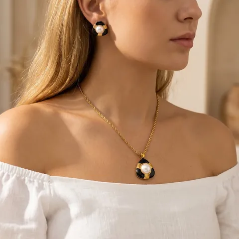 Parure de Bijoux en Acier Inoxydable avec Perle Artificielle pour Femme Collier Torsadé et Boucles d'Oreilles Émaillées Vintage