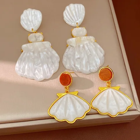 Orecchini a Cerchio in Resina a Forma di Conchiglia alla Moda per Donna Eleganti Orecchini Geometrici con Bordo in Metallo Placcato Oro Gioielli per Vacanze al Mare con Perno in Argento