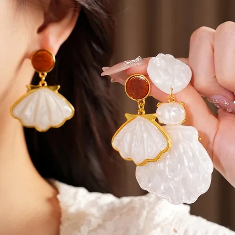 Orecchini a Cerchio in Resina a Forma di Conchiglia alla Moda per Donna Eleganti Orecchini Geometrici con Bordo in Metallo Placcato Oro Gioielli per Vacanze al Mare con Perno in Argento