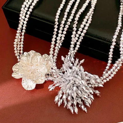 Collana con Pendente a Fiore con Perline Argento Multistrato Girocollo Vintage per Donna Gioielli per Feste Floreali di Lusso Elegante in Plastica e Resina