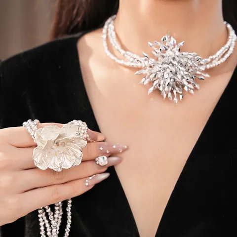 Collana con Pendente a Fiore con Perline Argento Multistrato Girocollo Vintage per Donna Gioielli per Feste Floreali di Lusso Elegante in Plastica e Resina