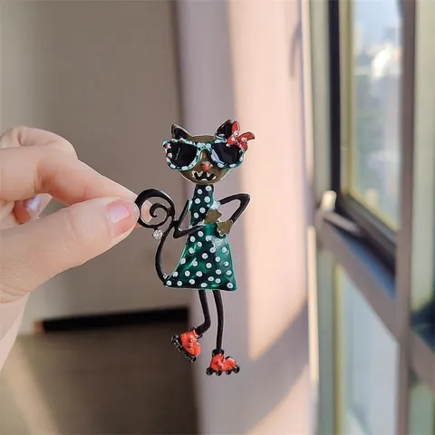 Broche De Gato De Dibujos Animados Lindo Aleación Goteo De Aceite Gato Con Gafas De Sol En Vestido De Lunares Pin Joyería Animal