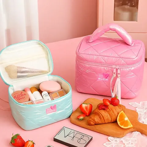 Glanzende Gewatteerde Make-Up Tas Grote Capaciteit Metalen Glans Draagbare Toilettas Met Handvat Voor Dames Reisopslag