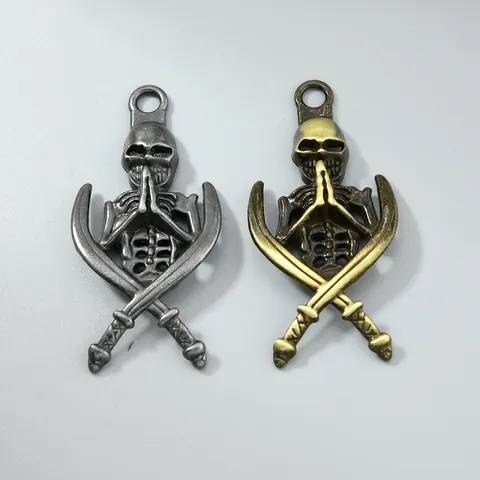 Ciondolo Vintage in Lega Teschio in Preghiera con Spade Incrociate Bronzo Antico Argento Gothic Punk Style Charms DIY Gioielli Accessori