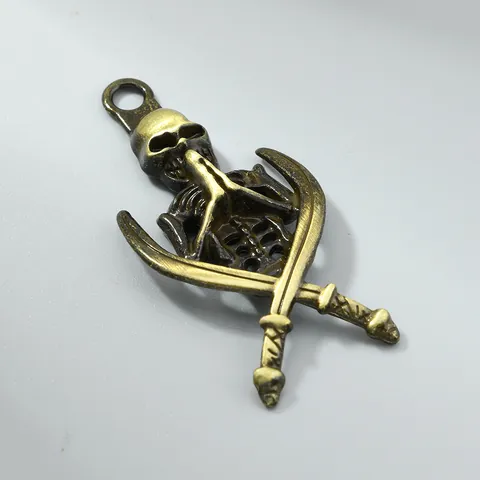 Ciondolo Vintage in Lega Teschio in Preghiera con Spade Incrociate Bronzo Antico Argento Gothic Punk Style Charms DIY Gioielli Accessori