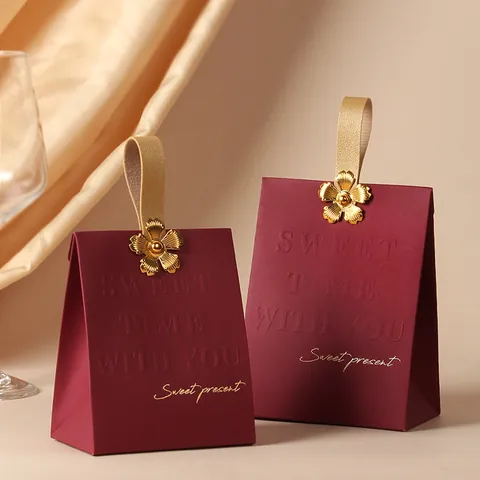 European Creative Wedding Candy Box With Leather Handle Metal Flower Embossed Sweet Time Favor Box Champagne Wine Red Party Gift Box