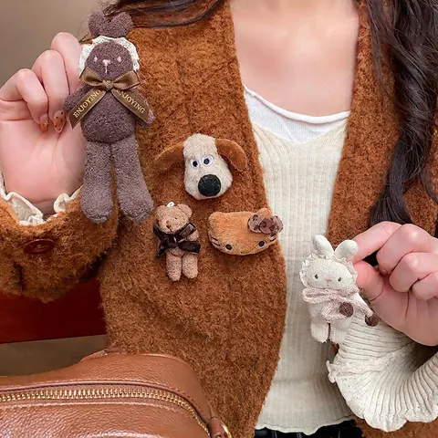 Spilla Animale in Velluto Fatta a Mano Orso Gatto Cane Autunno Inverno Dolce Carina Spilla di Peluche per Donna Accessori Abbigliamento Borsa