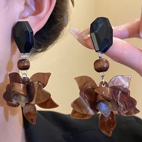 Vintage Maillard Coffee Resin Flower Drop Earrings With Silver Earring Post Retro Geometric Black Stud Wooden Bead Floral Jewelry For Women