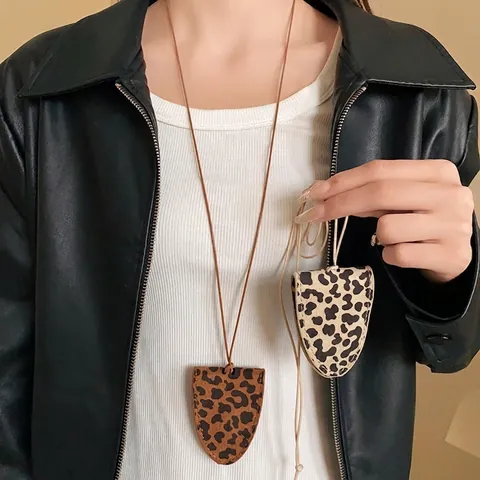 Collana Retro con Stampa Leopardata Triangolare Magnetica in Ecopelle Portaocchiali Catena per Maglione Design Unico per Donna Accessorio Moda Autunno Inverno