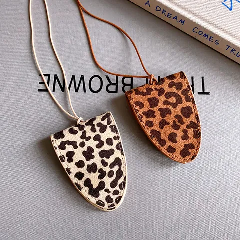 Collana Retro con Stampa Leopardata Triangolare Magnetica in Ecopelle Portaocchiali Catena per Maglione Design Unico per Donna Accessorio Moda Autunno Inverno