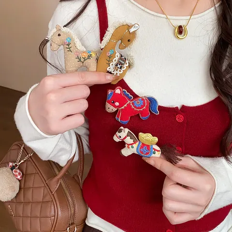 Handmade Fabric Embroidered Zodiac Horse Brooch For Women Vintage Animal Pattern Flower Inlay Pin For Clothing Bag Hat Decor