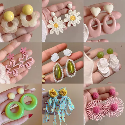 Orecchini Pendenti Francesi con Fiori e Perle Artificiali in Raffia e Resina con Perno in Argento per Gioielli da Donna