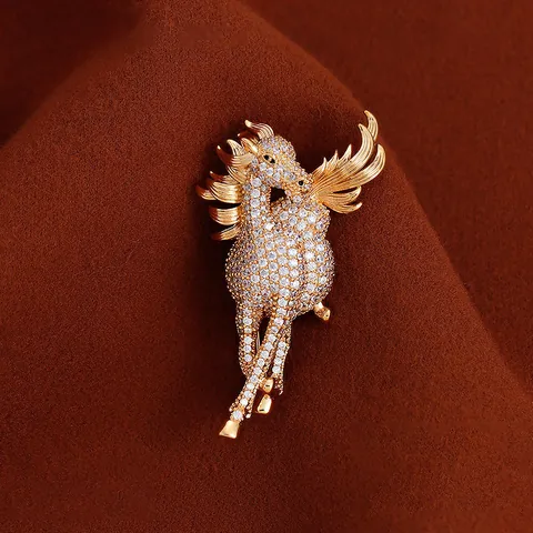 Luxury 14K Gold Plated Zirconia Horse Brooch For Women Elegant Pegasus Pin High-End Fashion Apparel Accessories Jewelry Gift