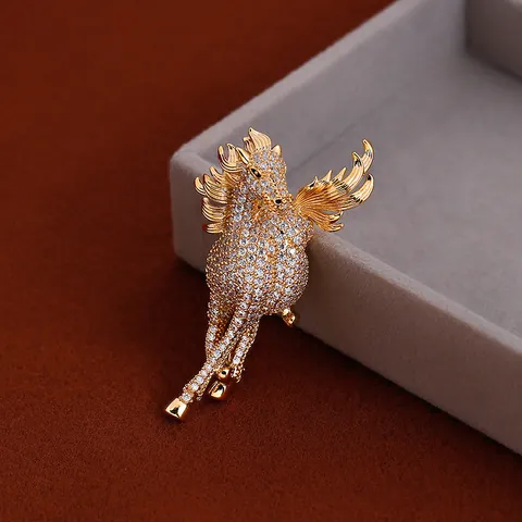 Luxury 14K Gold Plated Zirconia Horse Brooch For Women Elegant Pegasus Pin High-End Fashion Apparel Accessories Jewelry Gift