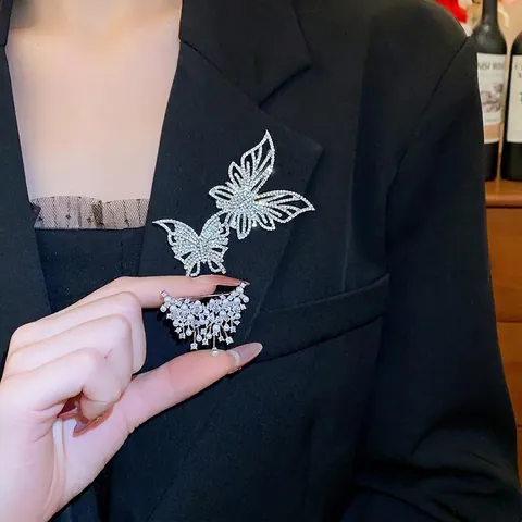 Luxury Rhinestone Hollow Butterfly Pearl Brooch For Women Elegant Artificial Pearl Alloy Insect Rose Flower Number 5 Lapel Pin Accessories