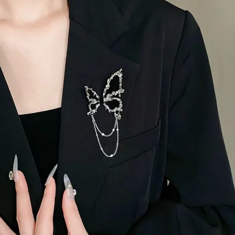 Women Western Pleated Butterfly Brooch Pin With Rhinestone Long Tassel Chain Elegant Copper Corsage For Coat Suit Accessory