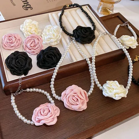 Collana e Bracciale con Fiori di Perle Artificiali Stile Francese per Donna Elegante Girocollo Rosa in Tessuto Vintage