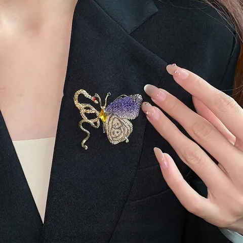 Vintage Knitted Hollow Butterfly Snake Brooch Alloy Rhinestone Inlaid Gold Court Style Corsage For Women Wedding Party Jewelry