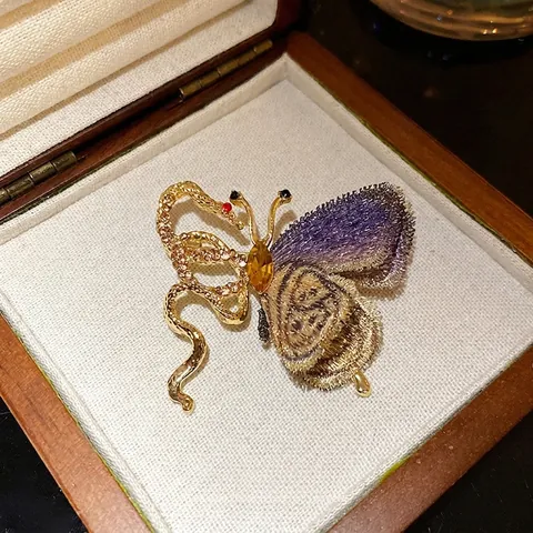 Vintage Knitted Hollow Butterfly Snake Brooch Alloy Rhinestone Inlaid Gold Court Style Corsage For Women Wedding Party Jewelry