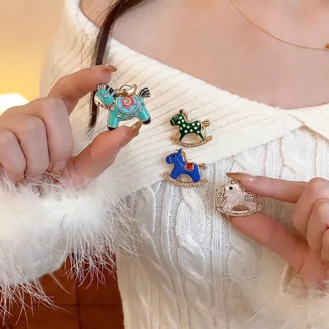 Broche Cheval à Bascule en Émail Alliage Strass Épingle de Revers Nouveau Style Chinois Bijoux de Mode Cadeau Femme